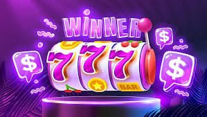 স্মার্টফোনে bengal beat স্লট গেম খেলছেন একজন তরুণ বাংলাদেশি খেলোয়াড়